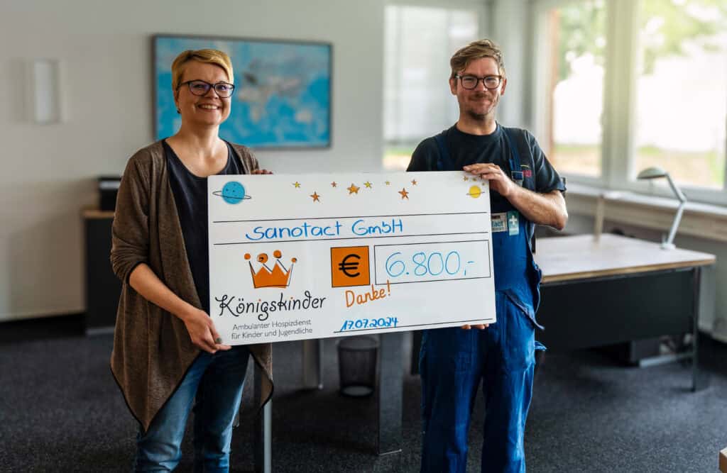 Dankend nahm Silke Kreuznacht, Königskinder, die Spende am 17.07. bei sanotact entgegen