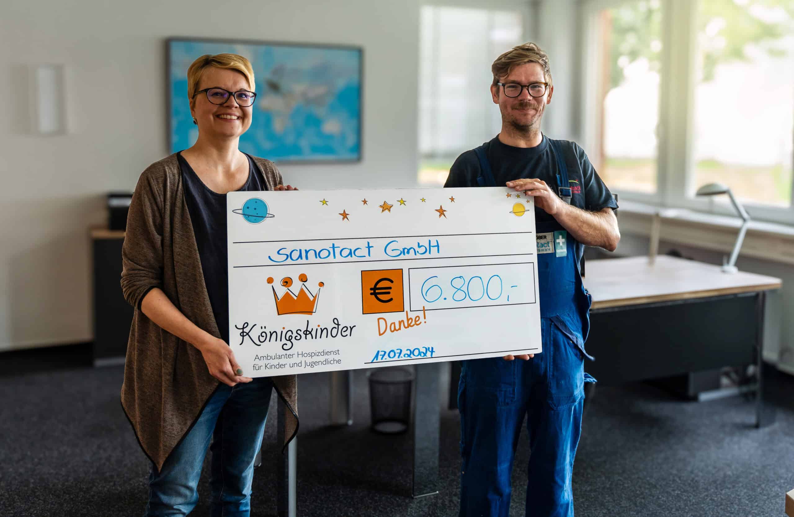 Dankend nahm Silke Kreuznacht, Königskinder, die Spende am 17.07. bei sanotact entgegen